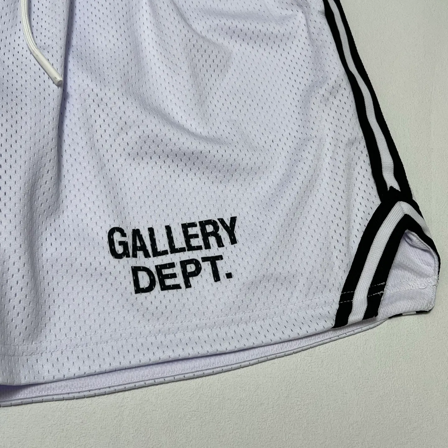 GALLERY DEPT. VENICE COURT SHORTS English mesh shorts Logo webbing wide-leg basketball shorts Black and white S-XL Original molding Loose wide-leg version American boys' first choice Breathable mesh fabric Superimposed soft material inside Comfortable and easy to match Custom-woven original consistent webbing/main mark/component wash mark Details are enlarged to follow